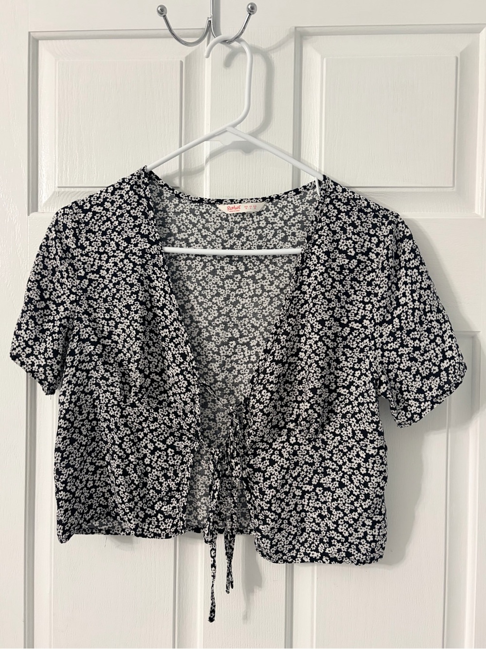 ROMWE Black & White Floral Tie-Front Crop Blouse